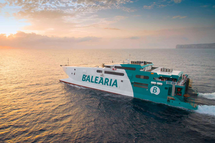 Un ferry reliant les ports de Tanger et de Tarifa, opéré par la compagnie maritime Balearia.