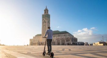 Un jeune homme en trottinette electrique à Casablanca