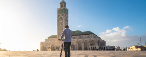 Un jeune homme en trottinette electrique à Casablanca