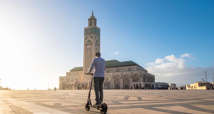 Un jeune homme en trottinette electrique à Casablanca
