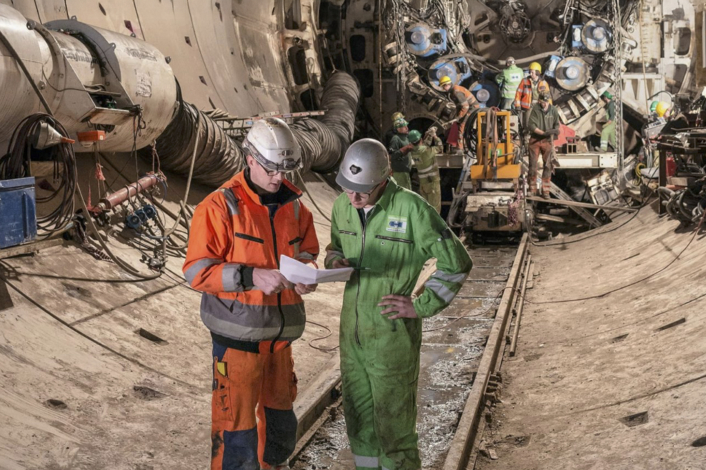 Des opérateurs du groupe allemand Herrenknecht, spécialiste de la construction de tunneliers, sur le chantier du tunnel sous le Bosphore.