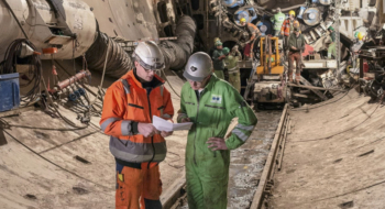 Des opérateurs du groupe allemand Herrenknecht, spécialiste de la construction de tunneliers, sur le chantier du tunnel sous le Bosphore.