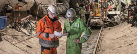 Des opérateurs du groupe allemand Herrenknecht, spécialiste de la construction de tunneliers, sur le chantier du tunnel sous le Bosphore.