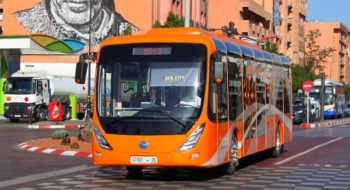 Un autobus en circulation au centre-ville de Marrakech. Crédit : DR