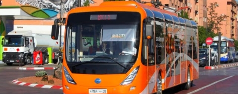 Un autobus en circulation au centre-ville de Marrakech. Crédit : DR