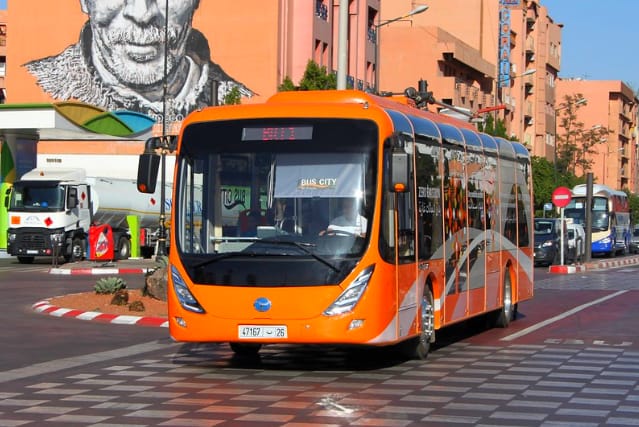 Un autobus en circulation au centre-ville de Marrakech. Crédit : DR