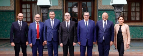 Le Chef du gouvernement reçoit le Directeur exécutif du Groupe Renault et préside la cérémonie de signature d’un avenant à la convention d’investissement avec le Groupe. Crédit : Chefferie du gouvernement