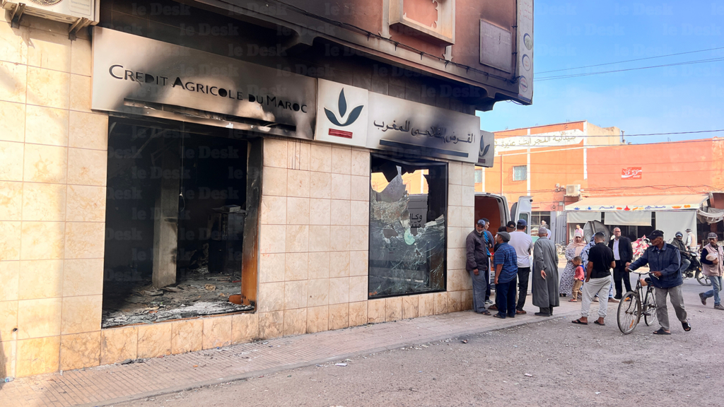 L'une des agences bancaires (CAM) incendiées à Aït Amira le 1er octobre. Soufiane Sbiti/Le Desk.