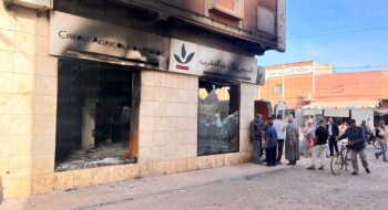 L'une des agences bancaires (CAM) incendiées à Aït Amira le 1er octobre. Soufiane Sbiti/Le Desk.