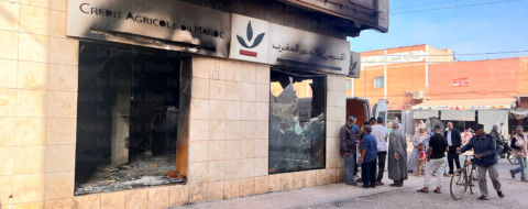 L'une des agences bancaires (CAM) incendiées à Aït Amira le 1er octobre. Soufiane Sbiti/Le Desk.