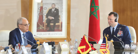 Abdeltif Loudyi, ministre délégué chargé de l’Administration de la défense nationale, et le commandant du Commandement américain pour l’Afrique, le général d’armée Dagvin Anderson, à Rabat, le 20 octobre 2025.