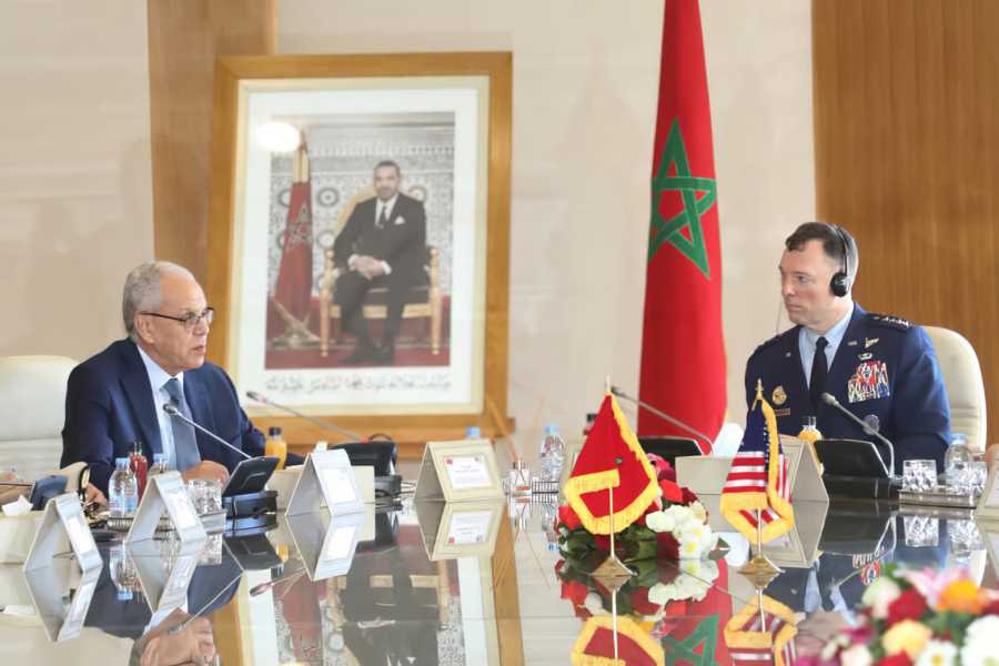 Abdeltif Loudyi, ministre délégué chargé de l’Administration de la défense nationale, et le commandant du Commandement américain pour l’Afrique, le général d’armée Dagvin Anderson, à Rabat, le 20 octobre 2025.