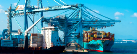 Lors du chargement d'un porte-conteneurs sur un terminal du port Tanger Med.
