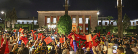 Des Marocains célèbrent devant le Parlement à Rabat, la résolution du Conseil de sécurité sur le Sahara.