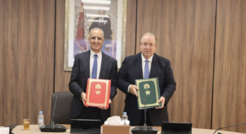 Mohamed Sdira, president du Conseil national de l'Ordre national des medecins dentistes, et Al-Amine Nejjar, president du directoire d'Al Barid Bank. Crédit : Al Barid Bank