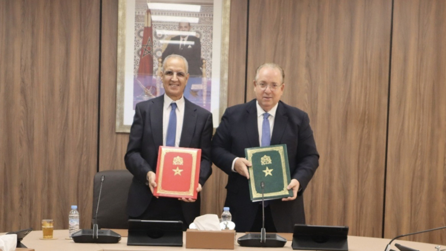 Mohamed Sdira, president du Conseil national de l'Ordre national des medecins dentistes, et Al-Amine Nejjar, president du directoire d'Al Barid Bank. Crédit : Al Barid Bank