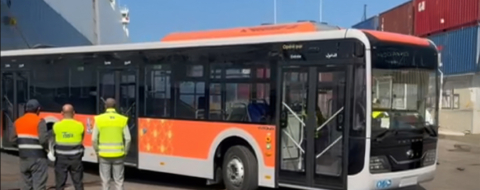 Lors de la réception de la deuxième tranche de nouveaux bus, destinée à la ville de Marrakech, au port de Casablanca. Crédit : DR