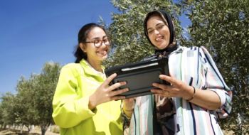 Visite d’un représentant du programme Elle Moutmir d’une plateforme d’oliviers chez une agricultrice à Ouezzane