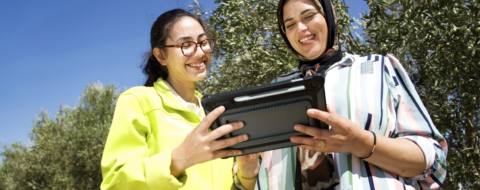 Visite d’un représentant du programme Elle Moutmir d’une plateforme d’oliviers chez une agricultrice à Ouezzane