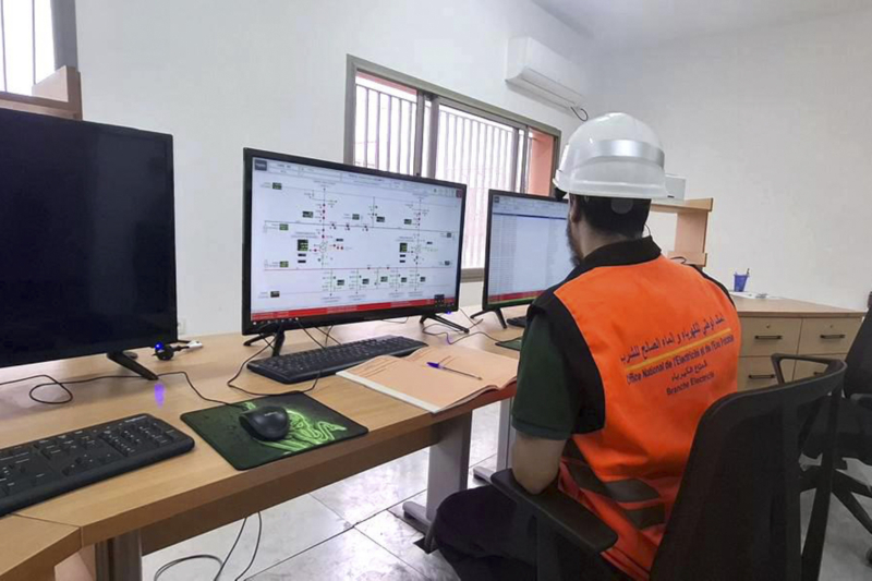 Dans la salle de contrôle du poste de transformation électrique Guelmim II.