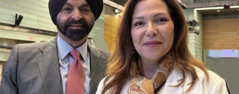 Neila Tazi en compagnie d’Ajay Banga, président du Groupe de la Banque mondiale. Crédit : DR