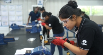Des techniciens de Tata en formation.
