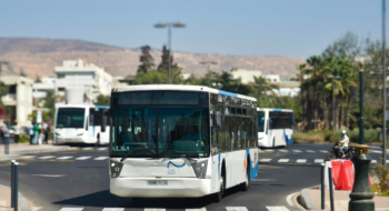 Un autobus de transport public dans la ville d'Agadir.