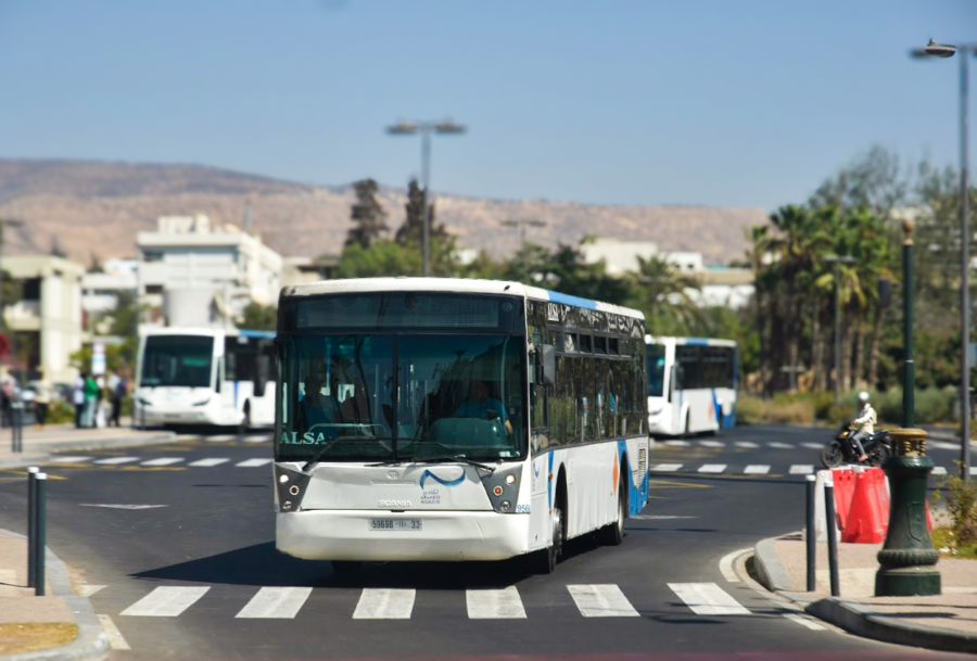 Un autobus de transport public dans la ville d'Agadir.