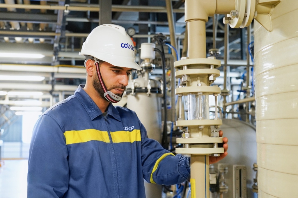 Un collaborateur de l'usine Cobco à Jorf Lasfar.