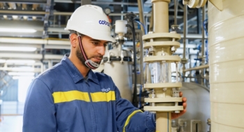 Un collaborateur de l'usine Cobco à Jorf Lasfar.