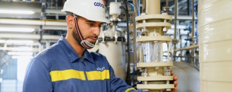 Un collaborateur de l'usine Cobco à Jorf Lasfar.