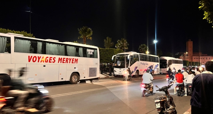 Des agents des forces de l'ordre ont été acheminées vers Sidi Youssef en autocar. Crédit : Le Desk