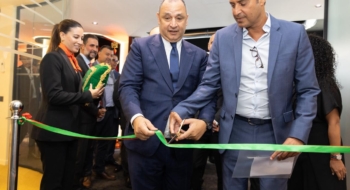 Ryad Mezzour, ministre de l'Industrie et du Commerce, et Réda Loumany, Senior Regional Partner à PwC, lors de la cérémonie d'inauguration du Digital Resilience Center, le 14 octobre 2025 à Casablanca. Crédit : PwC