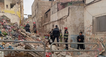 Des éléments de la Protection civile sur le lieu de l'effondrement d'une maison dans l'ancienne médina de Casablanca.