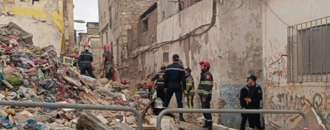 Des éléments de la Protection civile sur le lieu de l'effondrement d'une maison dans l'ancienne médina de Casablanca.