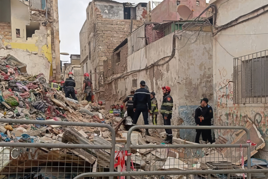 Des éléments de la Protection civile sur le lieu de l'effondrement d'une maison dans l'ancienne médina de Casablanca.