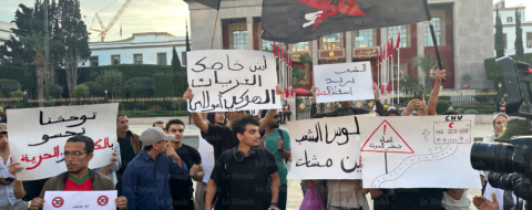 Sit-in devant le Parlement, samedi 18 octobre, des jeunes de la GenZ212. Cr&dit : Salma Hamri/LeDesk.