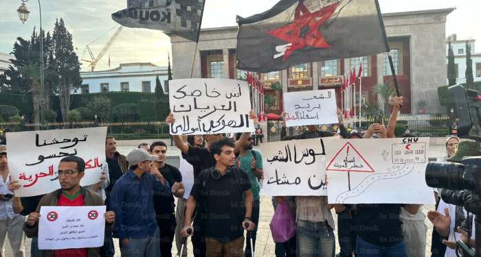 Sit-in devant le Parlement, samedi 18 octobre, des jeunes de la GenZ212. Cr&dit : Salma Hamri/LeDesk.