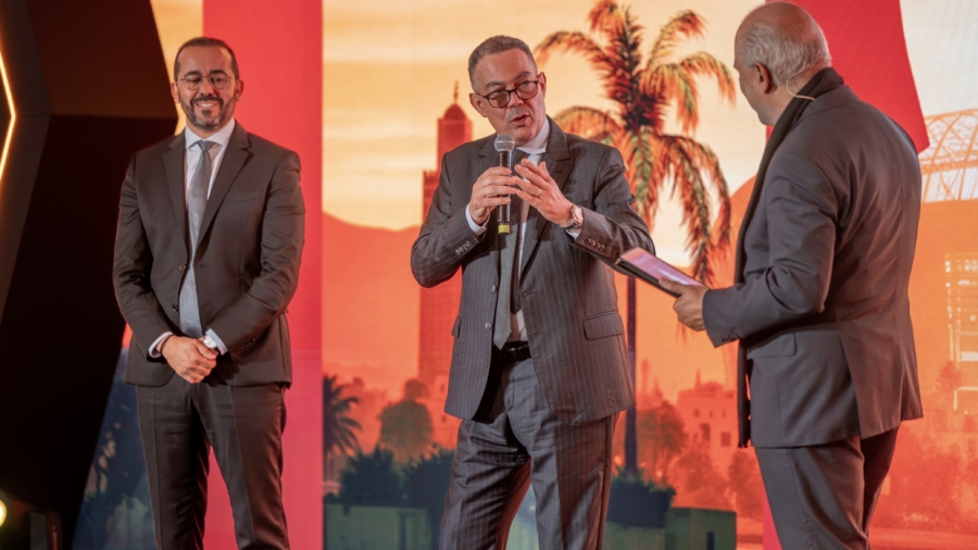 Achraf Fayda, directeur général de l’ONMT, et Fouzi Lekjaa, président de la FRMF, ont présenté le 18 novembre 2025 la campagne « Maroc, terre de football », à Rabat. Crédit : ONMT