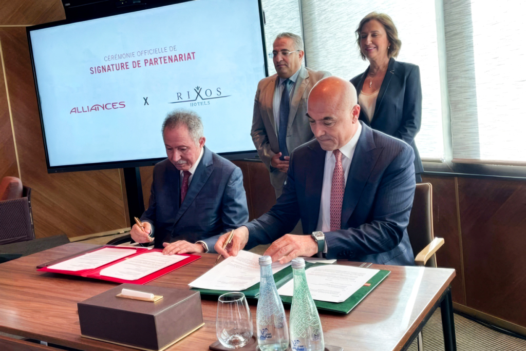 Lors de la signature du partenariat Alliances-Rixos par Mohamed Alami Lazrak, président du groupe Alliances, et Fettah Tamince, fondateur et PDG de Rixos Hotels, en présence de Fatim-Zahra Ammor, ministre du Tourisme, et Imad Barrakad, DG de la SMIT. Crédit : DR