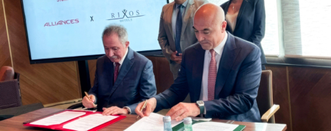 Lors de la signature du partenariat Alliances-Rixos par Mohamed Alami Lazrak, président du groupe Alliances, et Fettah Tamince, fondateur et PDG de Rixos Hotels, en présence de Fatim-Zahra Ammor, ministre du Tourisme, et Imad Barrakad, DG de la SMIT. Crédit : DR