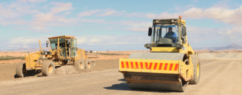 Des engins sur un chantier d'autoroute d'ADM