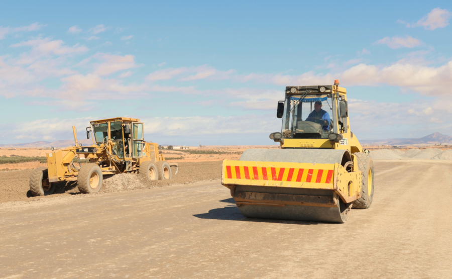 Des engins sur un chantier d'autoroute d'ADM
