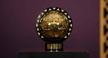 Le trophée des CAF Awards.