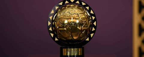 Le trophée des CAF Awards.