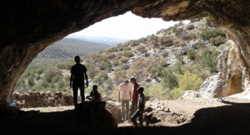 Des chercheurs associés à l'INSAP lors de fouilles menées dans la grotte de Bizmoune.