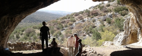 Des chercheurs associés à l'INSAP lors de fouilles menées dans la grotte de Bizmoune.