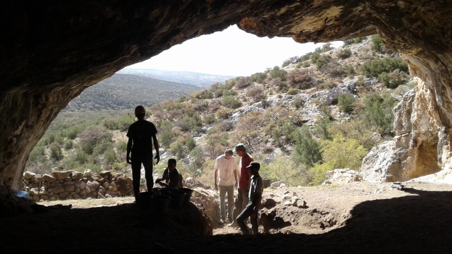 Des chercheurs associés à l'INSAP lors de fouilles menées dans la grotte de Bizmoune.