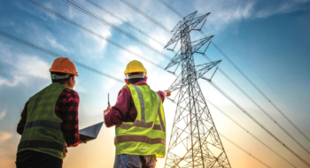 Des techniciens devant des lignes électriques à ultra haute tension (photo d'illustration). Crédit : DR