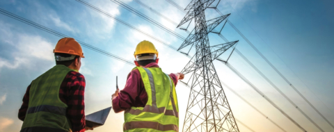 Des techniciens devant des lignes électriques à ultra haute tension (photo d'illustration). Crédit : DR